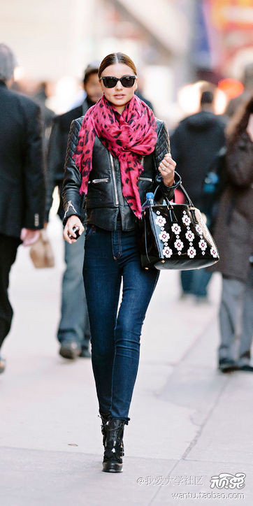 Siêu mẫu chọn quần jeans đơn giản kết hợp cùng áo khoác da bông, túi Prada và một chiếc khăn sáng màu. Cô nàng gây ấn tượng mạnh khi xuống phố với váy bút chì da rắn Balenciaga và áo sơ mi đen. Miranda nổi bật với chiếc quần da đen kết hợp cùng áo len Isabel Marant xuyệt tông với giày cao gót màu đỏ. Miranda biết chính xác làm thế nào để đôi chân dài của cô nàng được tỏa sáng trên phố. Legging da, sơmi trắng và giầy cao gót đen đã giúp cô nàng có bộ cánh hoàn hảo.