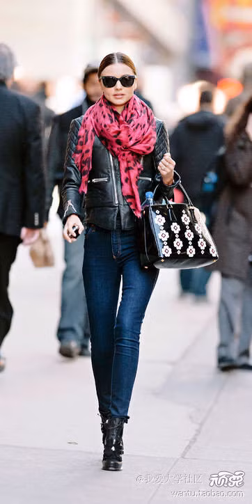 Siêu mẫu chọn quần jeans đơn giản kết hợp cùng áo khoác da bông, túi Prada và một chiếc khăn sáng màu. Cô nàng gây ấn tượng mạnh khi xuống phố với váy bút chì da rắn Balenciaga và áo sơ mi đen. Miranda nổi bật với chiếc quần da đen kết hợp cùng áo len Isabel Marant xuyệt tông với giày cao gót màu đỏ. Miranda biết chính xác làm thế nào để đôi chân dài của cô nàng được tỏa sáng trên phố. Legging da, sơmi trắng và giầy cao gót đen đã giúp cô nàng có bộ cánh hoàn hảo.