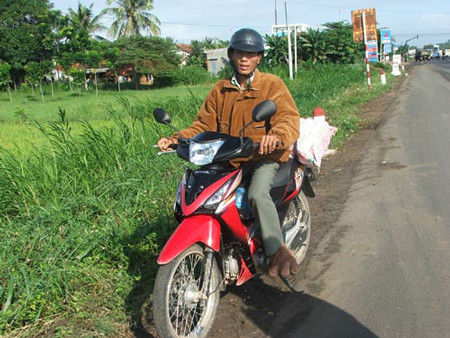 Do bàn chân khổng lồ, không thể dép guốc nào vừa nên từ nhỏ đến nay anh Tài chỉ đi chân đất