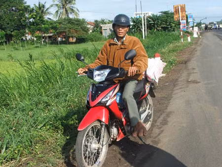 Do bàn chân khổng lồ, không thể dép guốc nào vừa nên từ nhỏ đến nay anh Tài chỉ đi chân đất