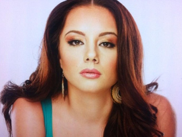 Mặc dù không thừa nhận đoạn clip sex là có thật nhưng Melissa vẫn quyết định từ bỏ vương miện