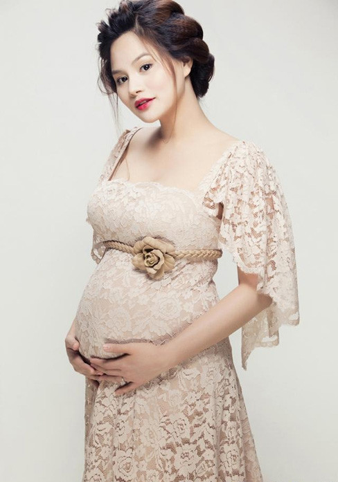 Siêu mẫu xinh đẹp đang ngất ngây trong hạnh phúc khi được làm mẹ