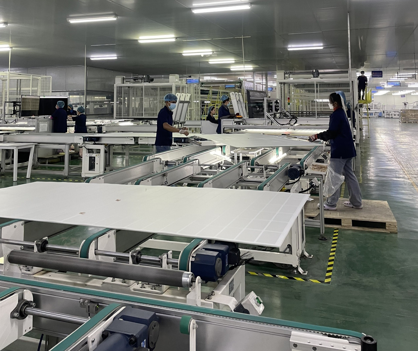 Nhà máy sản xuất tấm pin mặt trời công nghệ cao, dây chuyền tự động, tối ưu về mặt nhân công.