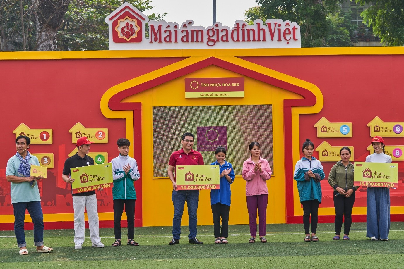 Đại diện Công ty Cổ phần nhựa Hoa Sen (Hoa Sen Group) đến dự và trao tặng quà.