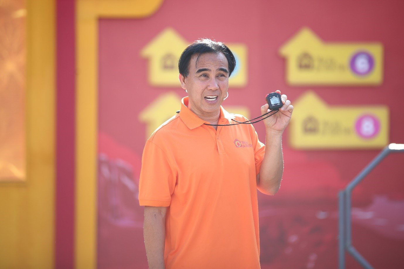 MC Quyền Linh dẫn dắt chương trình Mái Ấm Gia Đình Việt.