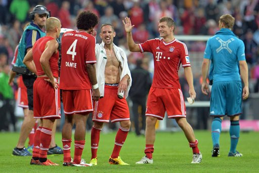 Các cầu thủ Bayern mừng chiến thắng khai màn