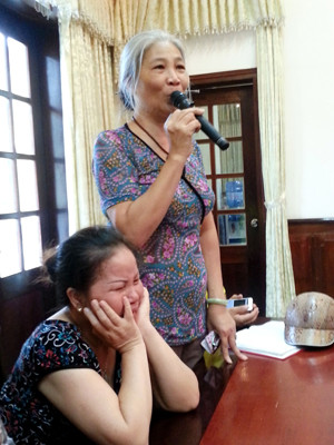 Một số tiểu thương tham gia cuộc họp khắc phục vụ cháy đã khóc ngất . Một số tiểu thương tham gia cuộc họp khắc phục vụ cháy đã khóc ngất