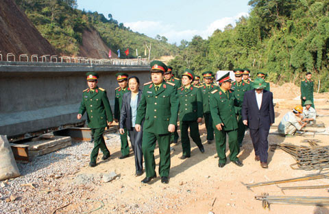 Đại tướng Phùng Quang Thanh - Ủy viên Bộ Chính trị, Phó bí thư Quân ủy Trung ương, Bộ trưởng Bộ Quốc phòng kiểm tra thi công Đường tuần tra biên giới