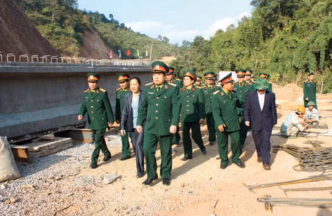 Đại tướng Phùng Quang Thanh - Ủy viên Bộ Chính trị, Phó bí thư Quân ủy Trung ương, Bộ trưởng Bộ Quốc phòng kiểm tra thi công Đường tuần tra biên giới