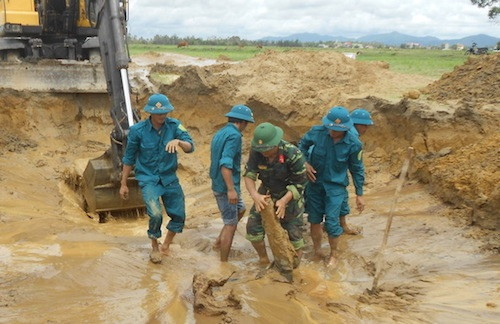 Đi làm ruộng, nông dân phát hiện 240 quả bom bi ảnh 1