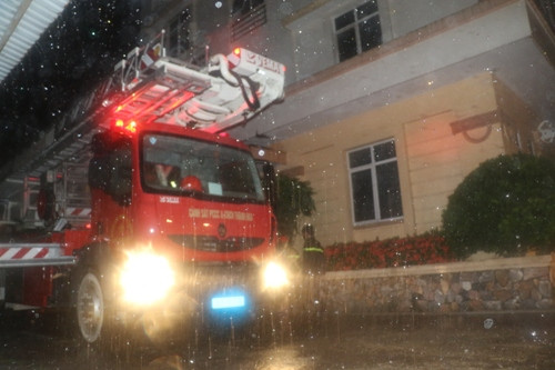 Giải cứu 7 người bị mắc kẹt trên tầng thượng vì cháy ảnh 1