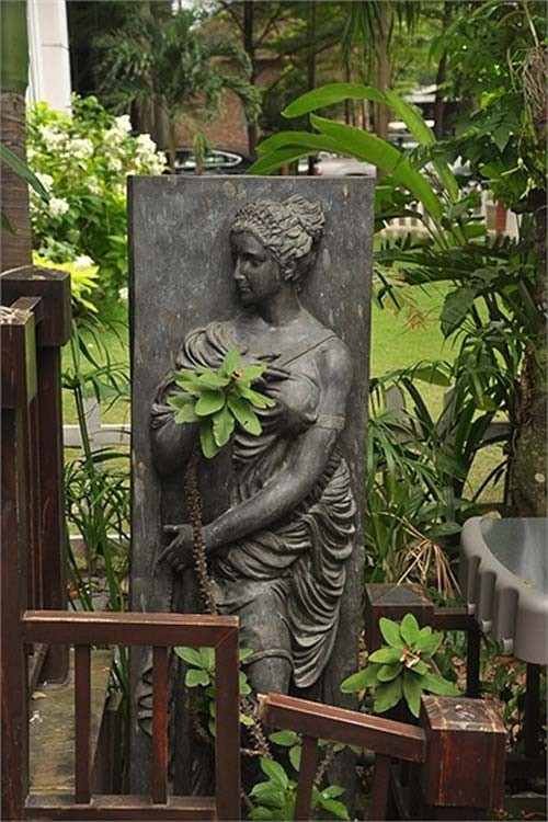 Khuôn viên nhà Hoa hậu được thiết kế rất đẹp mắt với những bức tượng, phù điêu và các bình gốm.