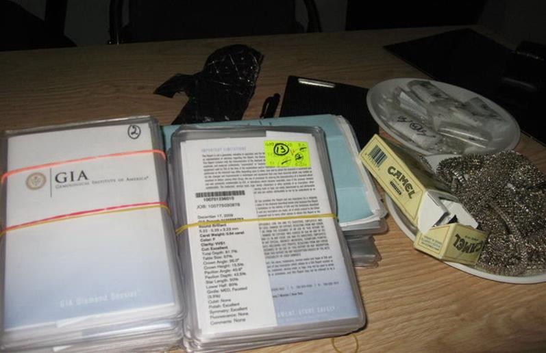 Kim cương cất giấu trong người ông Lưu Chí Hùng - ảnh do Chi cục HQSBTSN cung cấp.