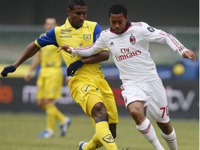 Robinho ghi một bàn thắng tranh cãi trong chiến thắng của Milan