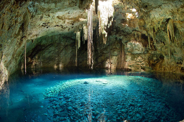 Bạn sẽ có một kỳ nghỉ tuyệt vời tại bán đảo Yucatan, Mexico. Nếu bạn muốn tắm nắng trên những bãi cát mịn màng, hãy đến với Riviera Maya, một trong những điểm đến du lịch nổi tiếng Mexico. Bạn đừng quên ghé thăm những tàn tích của người Maya nằm rải rác khắp trong vùng và các tòa nhà cổ được bảo quản cẩn thận ở Tulum. Những trải nghiệm thú vị này sẽ giúp bạn có nhiều chuyện để kể khi về nhà