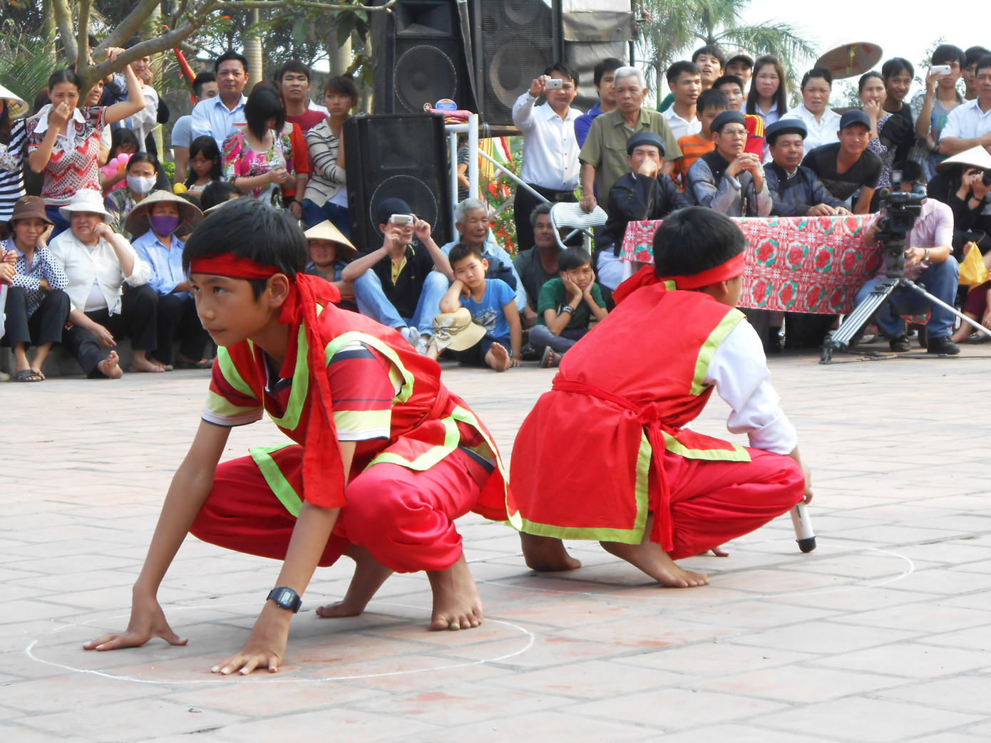 Hai em nhỏ đóng làm ếch để bắt đầu cuộc thi câu ếch