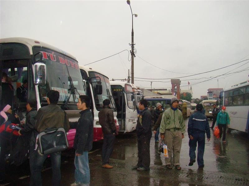 Toàn cảnh bến xe Giáp Bát lúc 8h sáng 24/1 - tức 29 Tết