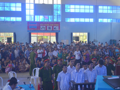 Phiên xét xử thu hút khoảng 2.000 người dân hai huyện Tây Sơn và Vĩnh Thạnh tham dự. ảnh Việt Hương. Phiên xét xử thu hút khoảng 2.000 người dân hai huyện Tây Sơn và Vĩnh Thạnh tham dự. ảnh Việt Hương