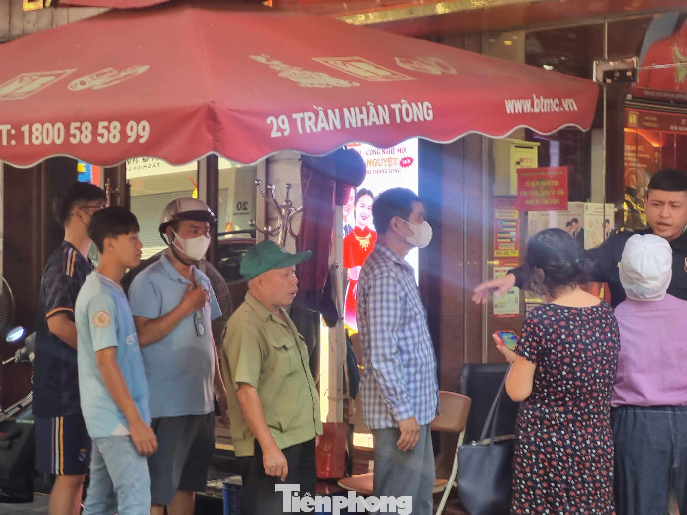 Người dân may mắn được nhận số mua vàng chiều 8/10. Ảnh: Ngọc Mai. Người dân may mắn được nhận số mua vàng chiều 8/10. Ảnh: Ngọc Mai.