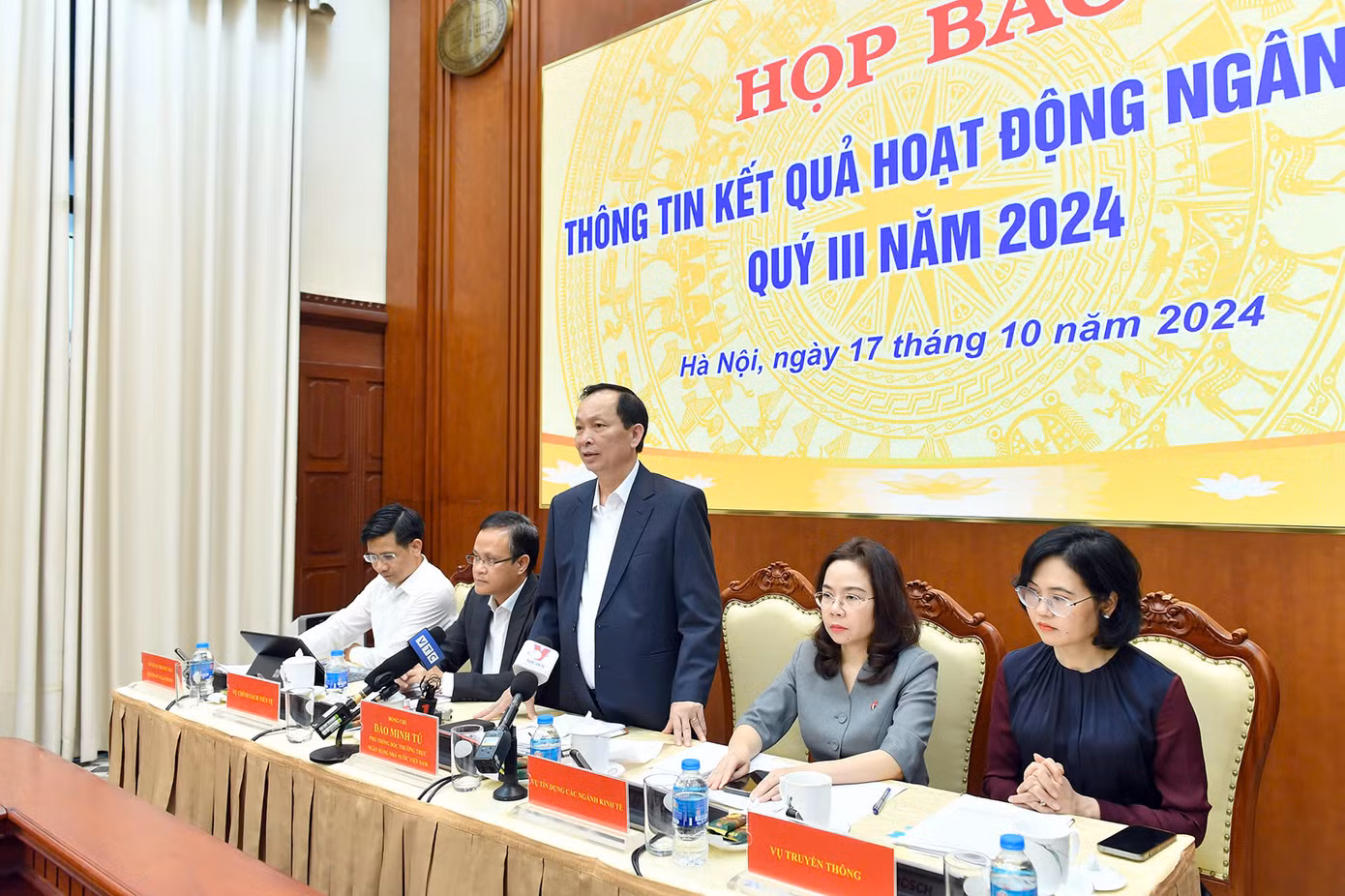 Ông Đào Minh Tú - Phó Thống đốc Ngân hàng Nhà nước - trả lời tại họp báo chiều 17/10.