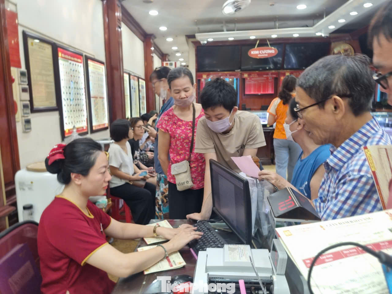 Người dân khó khăn khi mua vàng tại các kênh chính thống.