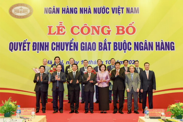 Phó Thủ tướng Hồ Đức Phớc cùng Ban Lãnh đạo Ngân hàng Nhà nước trong lễ chuyển giao (ảnh: SBV).