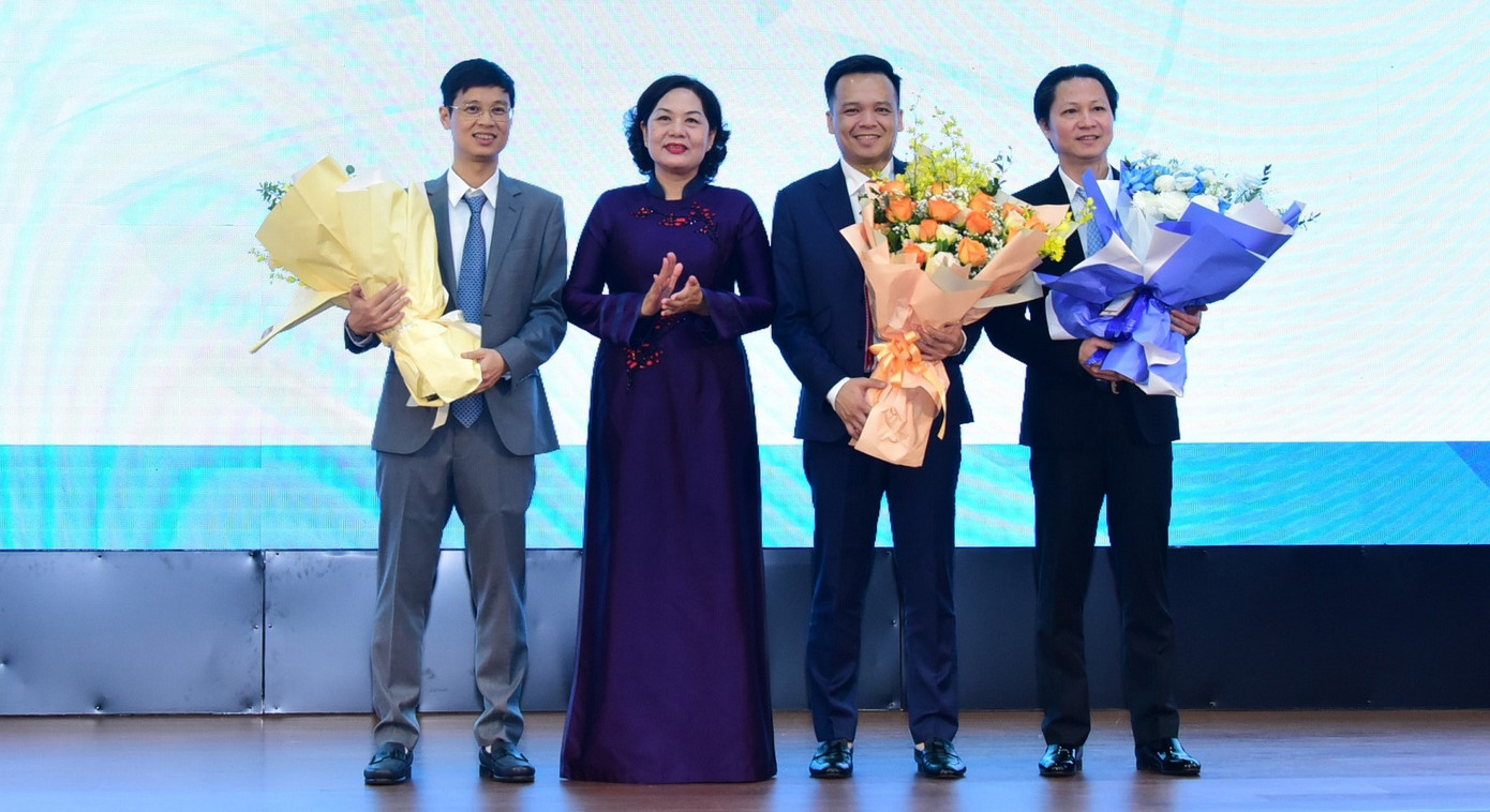 Thống đốc Ngân hàng Nhà nước Việt Nam Nguyễn Thị Hồng tặng hoa chúc mừng tân Tổng Giám đốc VietinBank (thứ hai từ phải sang).