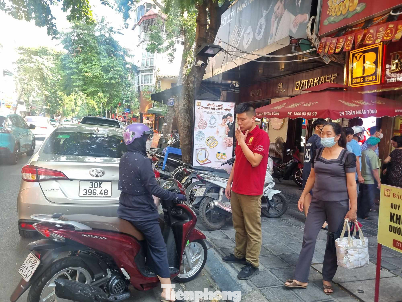 Cửa hàng thông báo hết vàng trên toàn hệ thống khiến nhiều người ngậm ngùi quay về. Ảnh: Ngọc Mai. Cửa hàng thông báo hết vàng trên toàn hệ thống khiến nhiều người ngậm ngùi quay về. Ảnh: Ngọc Mai.