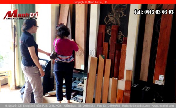 Hình ảnh nhân viên kinh doanh công ty Mạnh Trí đang tư vấn khách hàng về gỗ công nghiệp. Hình ảnh nhân viên kinh doanh công ty Mạnh Trí đang tư vấn khách hàng về gỗ công nghiệp
