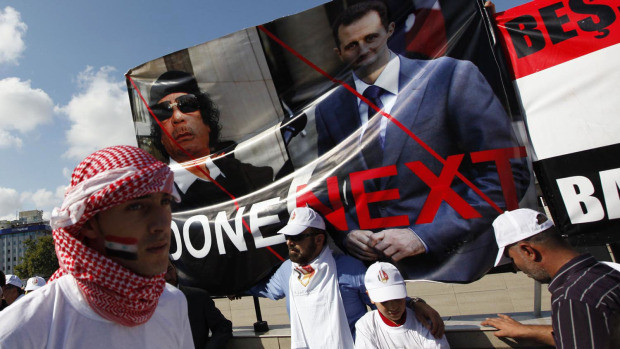 Chân dung đại tá Gaddafi (Libya) và tổng thống Assad (Syria) bị người dân gạch chéo. Ảnh: Globe and Mail. Chân dung đại tá Gaddafi (Libya) và tổng thống Assad (Syria) bị người dân gạch chéo. Ảnh: Globe and Mail