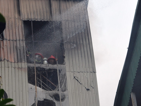 Cảnh sát PCCC phải rất vất vả để tiếp cận hiện trường