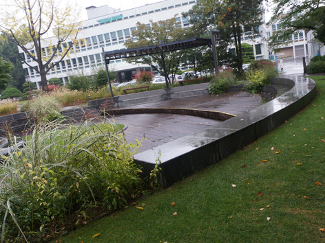 Khu vườn nằm phía trước tòa nhà 3 tầng nơi các viên chức Nhà Xanh làm việc hằng ngày