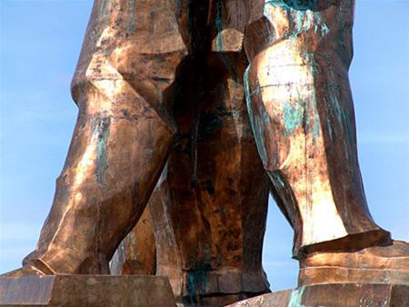 Những vết nứt do lõi bê tông giãn nở và sunphat đồng chảy thành dòng. Ảnh : Dũng Nguyên