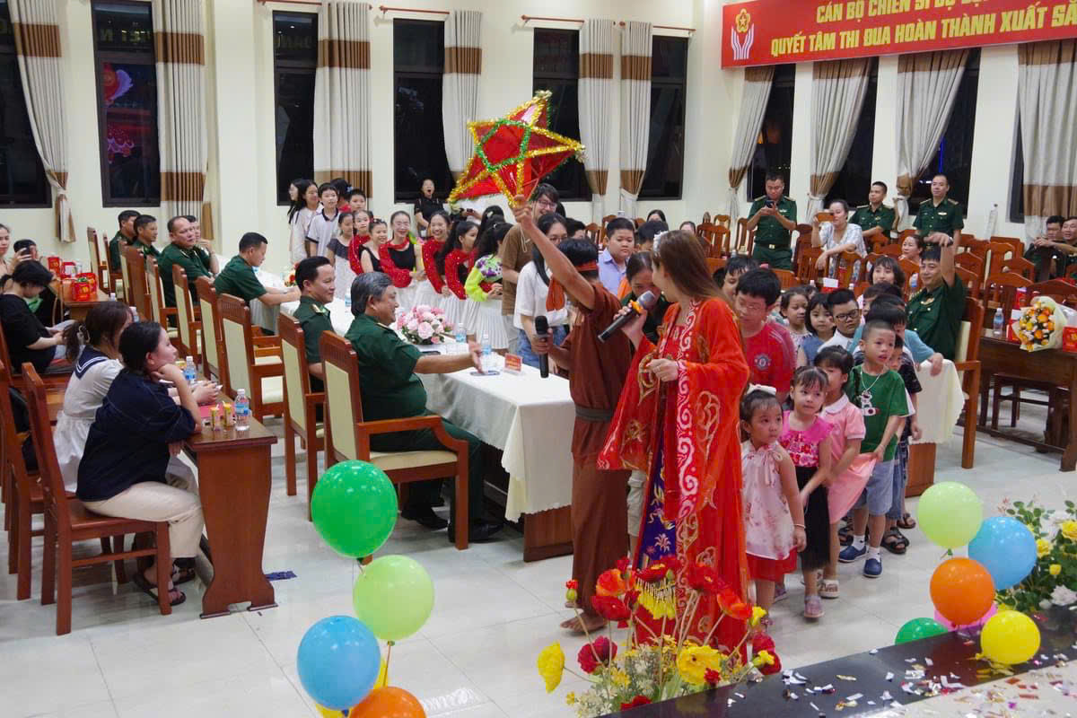 Để động viên các em thiếu nhi, dịp này Bộ Chỉ huy Bộ đội Biên phòng tỉnh Khánh Hòa đã tặng 160 quà cho em là con của cán bộ đang công tác tại cơ quan Bộ Chỉ huy Bộ đội Biên phòng tỉnh và Đồn Biên phòng Trường Sa. Tại chương trình, Thượng tá Nguyễn Lâm Nam - Phó Chỉ huy trưởng - TMT Bộ đội Biên phòng tỉnh Khánh Hòa mong muốn các em nhỏ tiếp tục cố gắng học tập, giúp đỡ, chia sẻ, yêu thương bạn bè; luôn đoàn kết, thực hiện tốt 5 điều Bác Hồ dạy thiếu niên, nhi đồng để sau này là người có ích cho xã hội, tiếp bước cha anh tích cực xây dựng và bảo vệ Tổ quốc.