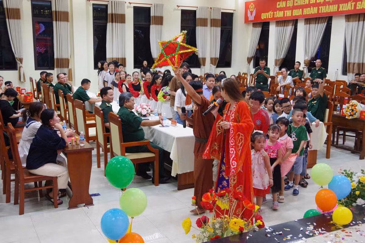 Để động viên các em thiếu nhi, dịp này Bộ Chỉ huy Bộ đội Biên phòng tỉnh Khánh Hòa đã tặng 160 quà cho em là con của cán bộ đang công tác tại cơ quan Bộ Chỉ huy Bộ đội Biên phòng tỉnh và Đồn Biên phòng Trường Sa. Tại chương trình, Thượng tá Nguyễn Lâm Nam - Phó Chỉ huy trưởng - TMT Bộ đội Biên phòng tỉnh Khánh Hòa mong muốn các em nhỏ tiếp tục cố gắng học tập, giúp đỡ, chia sẻ, yêu thương bạn bè; luôn đoàn kết, thực hiện tốt 5 điều Bác Hồ dạy thiếu niên, nhi đồng để sau này là người có ích cho xã hội, tiếp bước cha anh tích cực xây dựng và bảo vệ Tổ quốc.