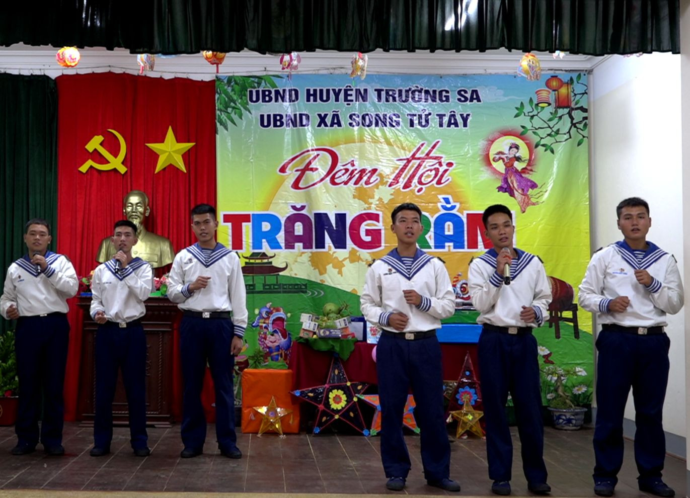 Chương trình văn nghệ Đêm hội trăng Rằm trên đảo Song Tử Tây.