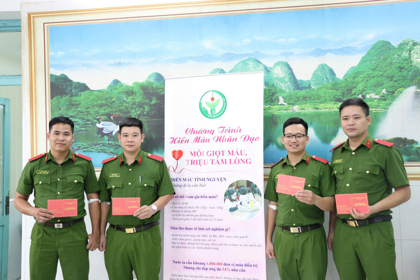 Thanh niên công an Hà Nội hiến máu kịp thời cấp cứu bệnh nhân do lũ quét tại thôn Làng Nủ.