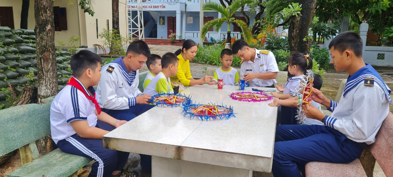 Cán bộ, chiến sĩ cùng các hộ dân đảo Sinh Tồn làm công tác chuẩn bị cho đêm Trung thu.