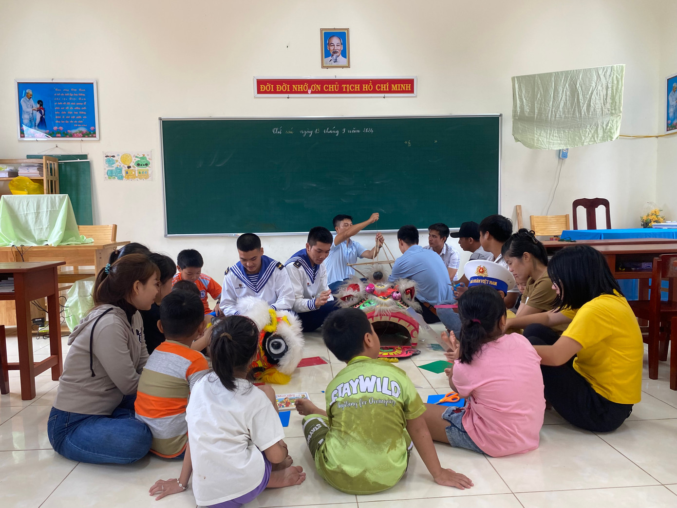 Cán bộ, chiến sĩ cùng các hộ dân đảo Đá Tây chuẩn bị cho đêm Trung thu.