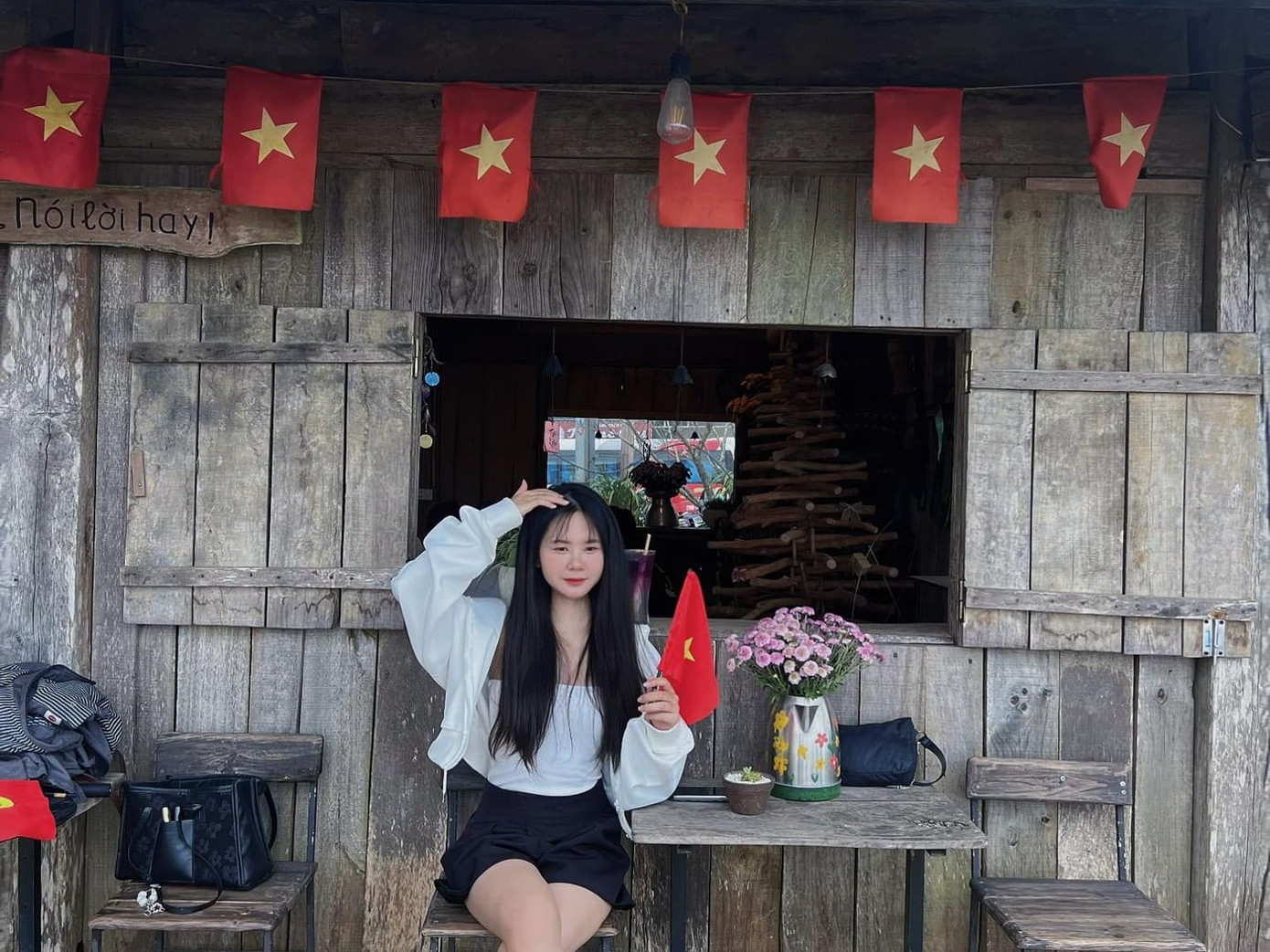 Bạn Đào Bích Hằng check-in trên đỉnh Tà Xùa (Sơn La). Ảnh: Đào Bích Hằng