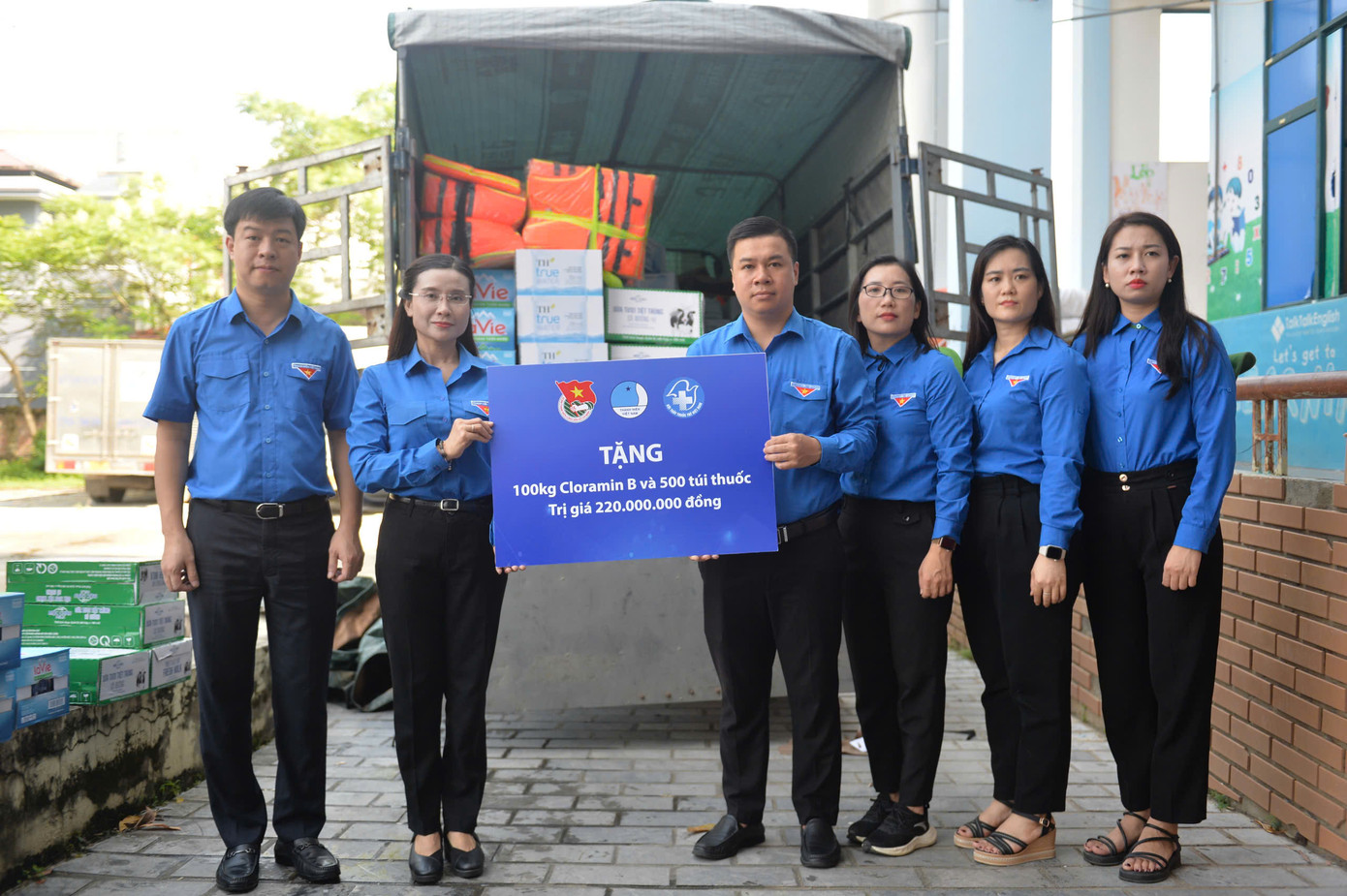 Chị Nguyễn Phạm Duy Trang - Bí thư Trung ương Đoàn, Chủ tịch Hội đồng Đội T.Ư trao biểu trưng quà tặng cho Tỉnh Đoàn Bắc Kạn. Chị Nguyễn Phạm Duy Trang - Bí thư Trung ương Đoàn, Chủ tịch Hội đồng Đội T.Ư trao biểu trưng quà tặng cho Tỉnh Đoàn Bắc Kạn.