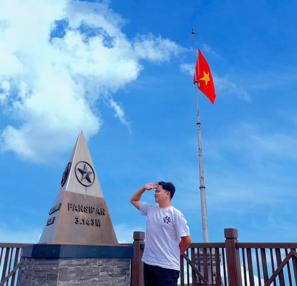 Nguyễn Ngọc Thái check-in trên đỉnh Fansipan ở Sa Pa, Lào Cai. Ảnh: Nguyễn Ngọc Thái