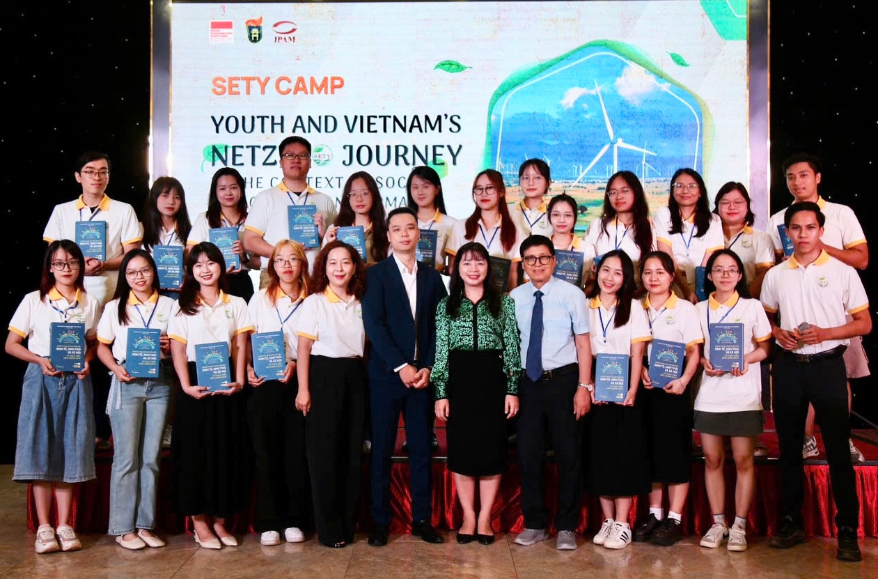 Các học viên tham gia trại hè khoa học SETY 2024 với chủ đề “Giới trẻ và hành trình Net Zero của Việt Nam trong bối cảnh chuyển đổi sinh thái - xã hội”.