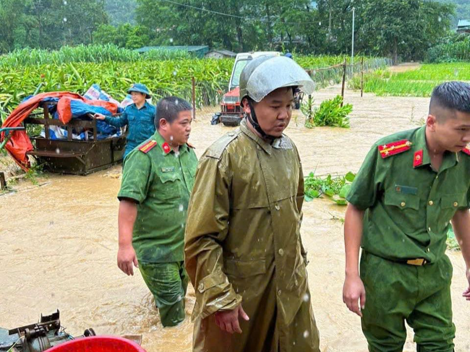 Công an xã Vũ Minh đã kịp thời phối hợp cùng các lực lượng hỗ trợ người dân di chuyển tài sản đến nơi an toàn. Ảnh: Tuổi trẻ CA tỉnh Cao Bằng
