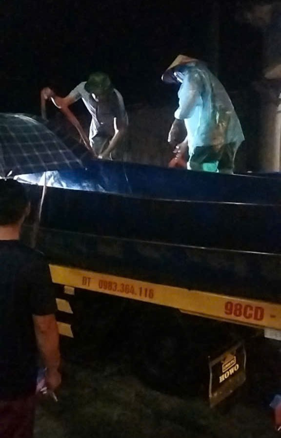 Những chiếc xuồng, áo phao được vợ chồng chị Hoa cùng người dân chuyển lên xe để đi về vùng lũ giúp bà con. Những chiếc xuồng, áo phao được vợ chồng chị Hoa cùng người dân chuyển lên xe để đi về vùng lũ giúp bà con.