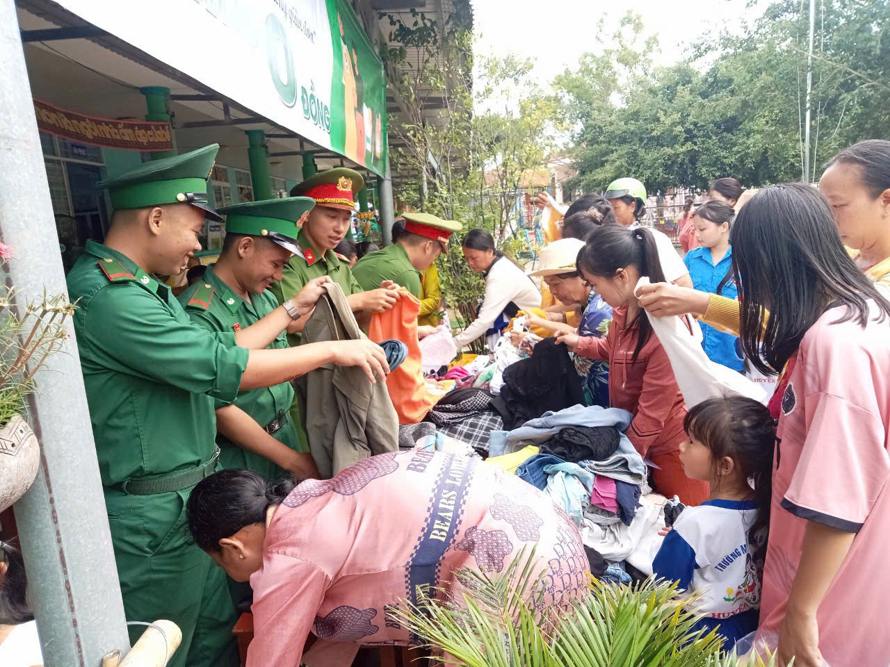 Tại An Giang, Chi đoàn Đồn Biên phòng Lạc Quới phối hợp với Đoàn Thanh niên Công an thành phố Long Xuyên, Đoàn xã Lạc Quới và Hội LHPN xã Lạc Quới (huyện Tri Tôn, tỉnh An Giang) tổ chức chương trình Trăng sáng vùng biên. Chương trình đã trao tặng 200 phần quà; 300 chiếc lồng đèn và tổ chức gian hàng 0 đồng cho người dân, thanh thiếu nhi có hoàn cảnh khó khăn.
