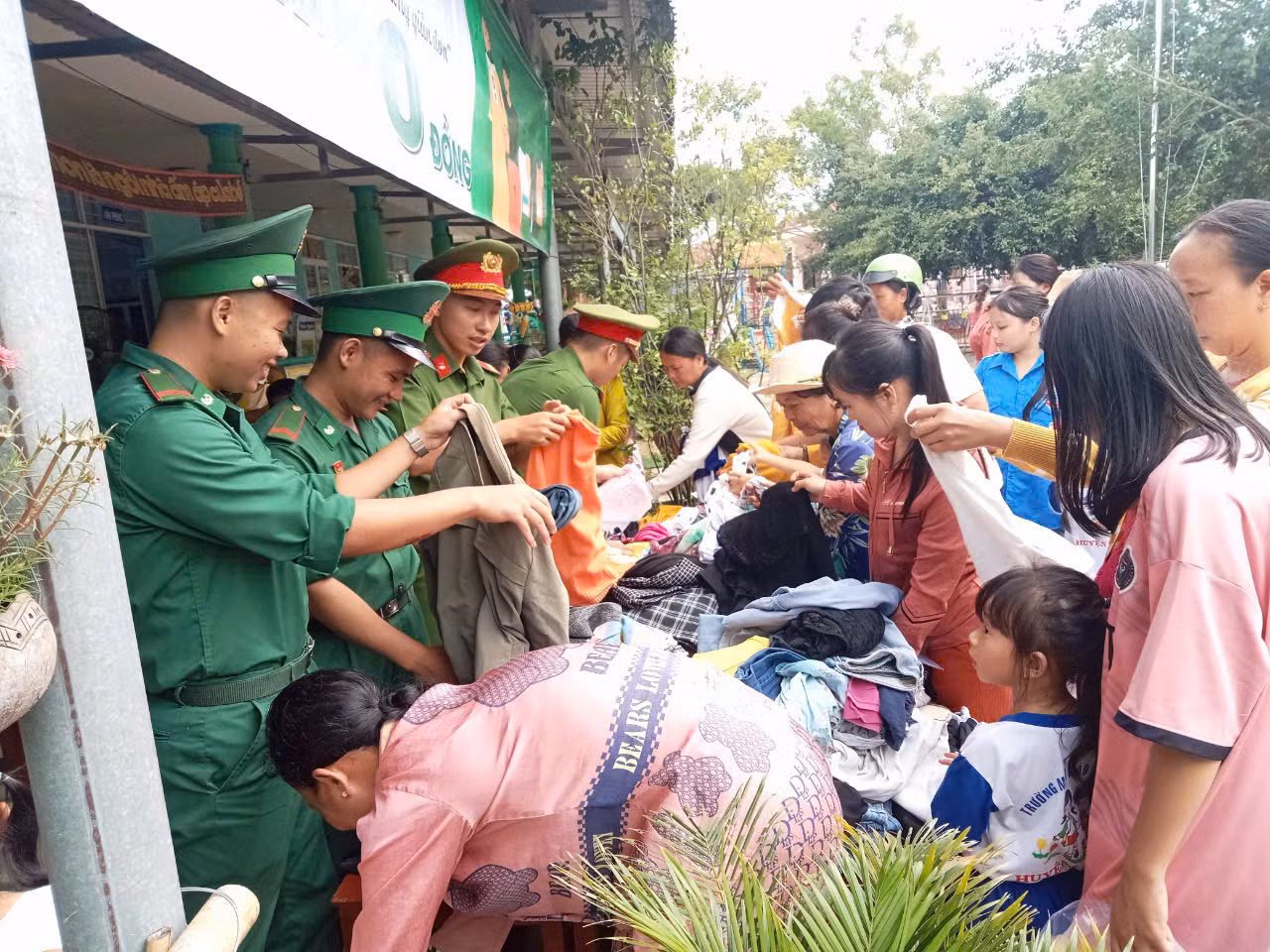 Tại An Giang, Chi đoàn Đồn Biên phòng Lạc Quới phối hợp với Đoàn Thanh niên Công an thành phố Long Xuyên, Đoàn xã Lạc Quới và Hội LHPN xã Lạc Quới (huyện Tri Tôn, tỉnh An Giang) tổ chức chương trình Trăng sáng vùng biên. Chương trình đã trao tặng 200 phần quà; 300 chiếc lồng đèn và tổ chức gian hàng 0 đồng cho người dân, thanh thiếu nhi có hoàn cảnh khó khăn.