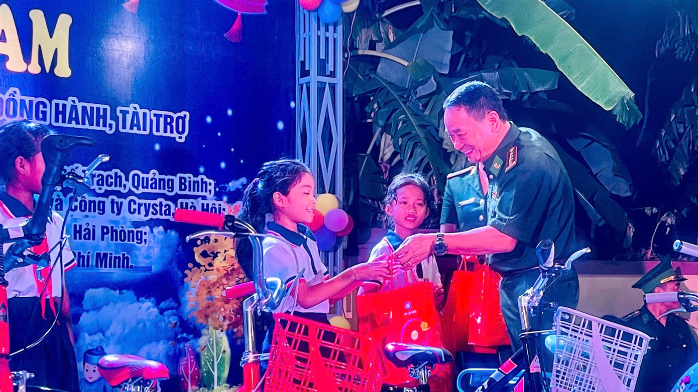 Tại Quảng Bình, Bộ Chỉ huy Bộ đội Biên phòng tỉnh Quảng Bình tặng các thiếu nhi nhiều phần ý nghĩa như xe đạp, cặp sách, tập vở, bút, thước, bánh trung thu, đèn ông sao... Đặc biệt, trong khuôn khổ chương trình, ban tổ chức đã quyên góp, ủng hộ cho đồng bào các tỉnh phía Bắc khắc phục hậu quả do cơn bão số 3.