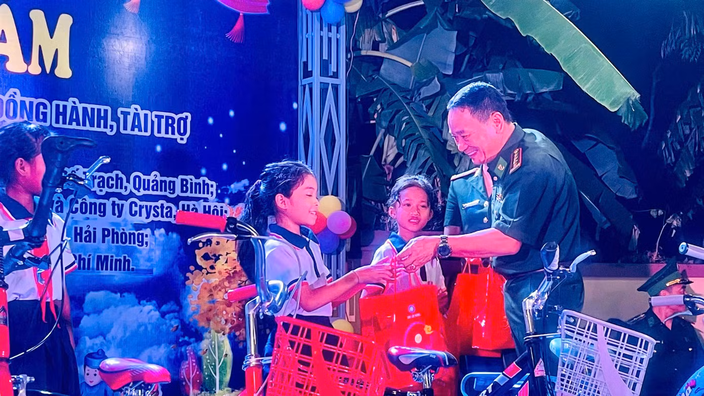 Tại Quảng Bình, Bộ Chỉ huy Bộ đội Biên phòng tỉnh Quảng Bình tặng các thiếu nhi nhiều phần ý nghĩa như xe đạp, cặp sách, tập vở, bút, thước, bánh trung thu, đèn ông sao... Đặc biệt, trong khuôn khổ chương trình, ban tổ chức đã quyên góp, ủng hộ cho đồng bào các tỉnh phía Bắc khắc phục hậu quả do cơn bão số 3.