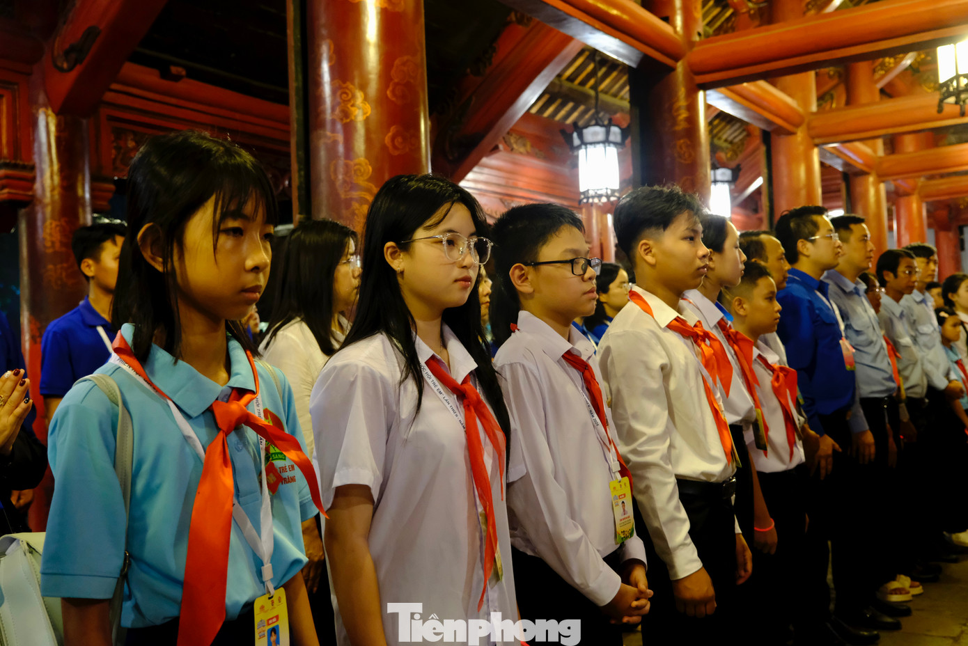 Anh Hoàng Thái Nam - Phó Trưởng ban Công tác Thiếu nhi T.Ư Đoàn dẫn đầu đoàn đại biểu dâng hương tại Văn Miếu - Quốc Tử Giám. Ảnh: Châu Linh